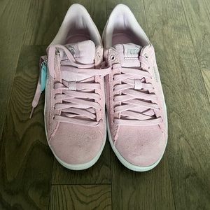 Women’s size 7 Puma shoes